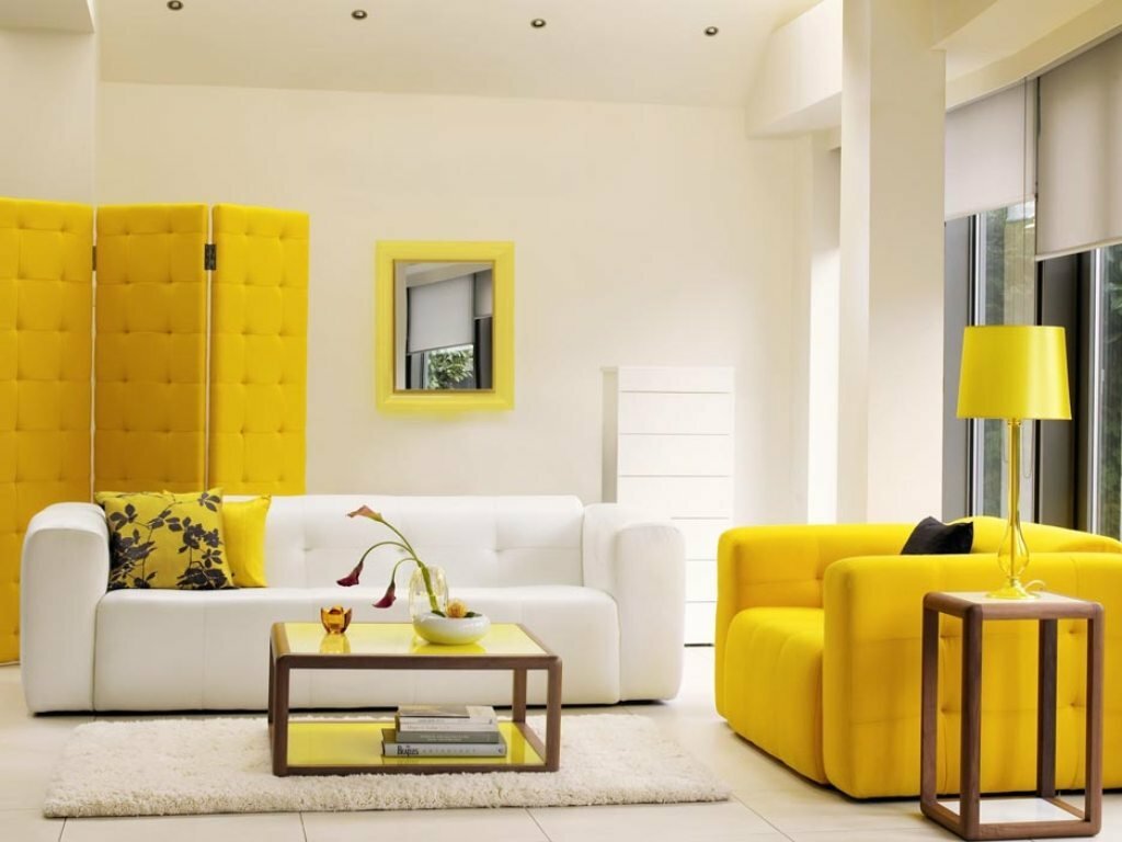 Schermo giallo dietro il divano bianco