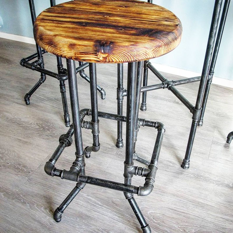 From scraps of water pipes, couplings and tees, an original bar stool can be obtained
