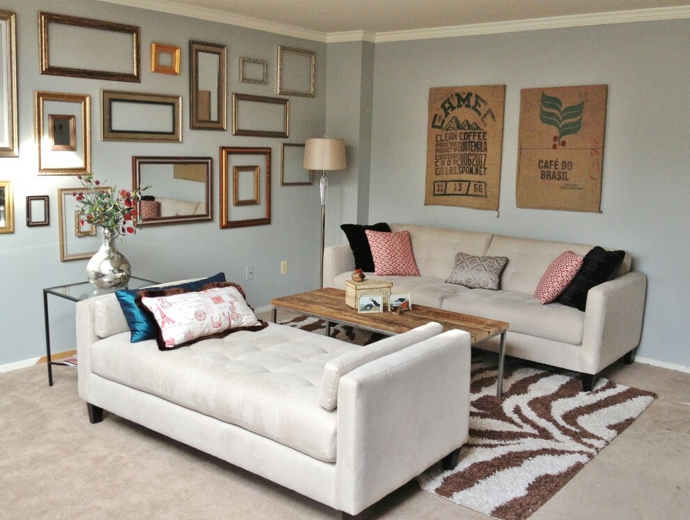 Interiér malého obývacího pokoje se dvěma pohovkami