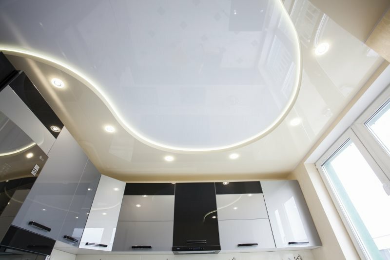 Soffitto a due livelli di tipo teso nella cucina di una casa a pannelli