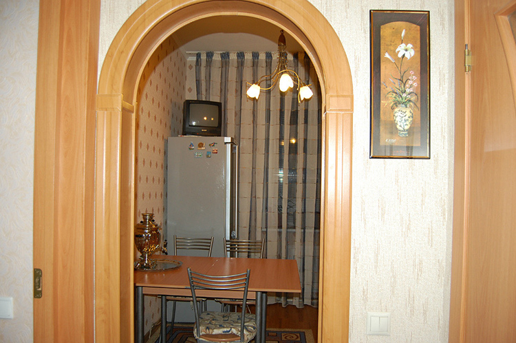 Luk namesto vrat je lep, vendar odpira prost prehod vonjav in zvokov v bivalne prostore.