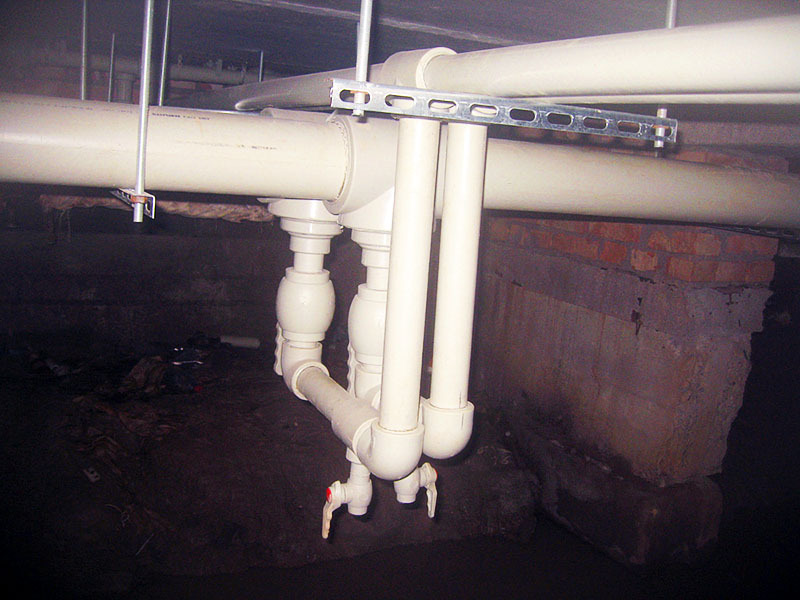 El aire se puede ventilar desde el sistema de construcción común en el sótano.