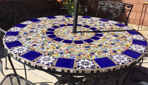 Bordets yta kan fyllas med epoxiharts - detta får mosaiken att se ljusare ut