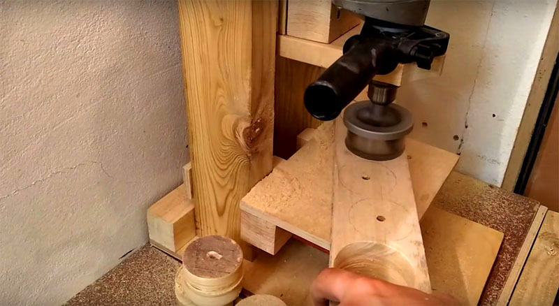 Per realizzare un tamburo, dovrai preparare diverse parti in legno utilizzando uno speciale accessorio di perforazione circolare.