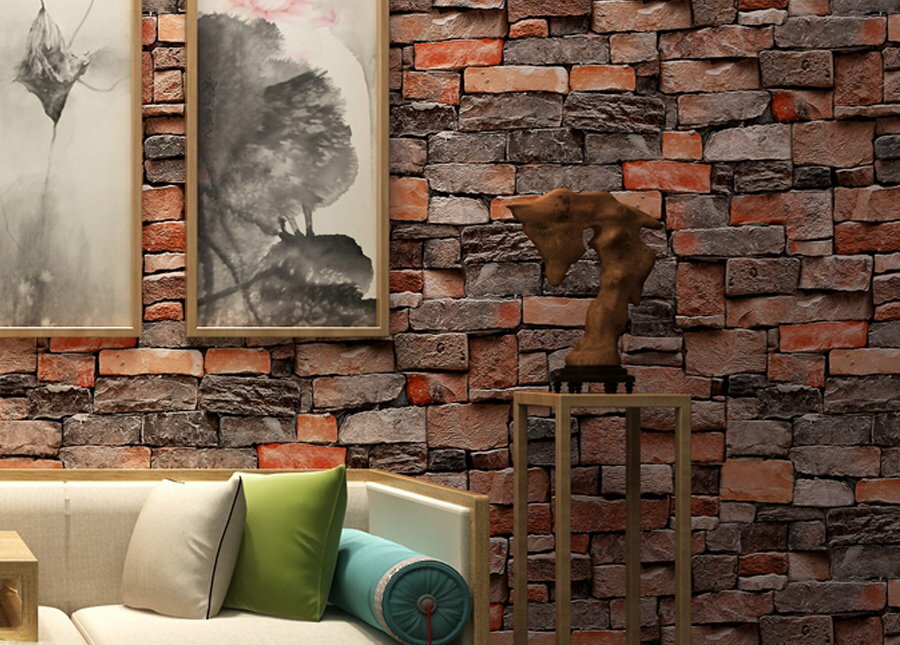 Ceglana tapeta na ścianie za sofą w salonie