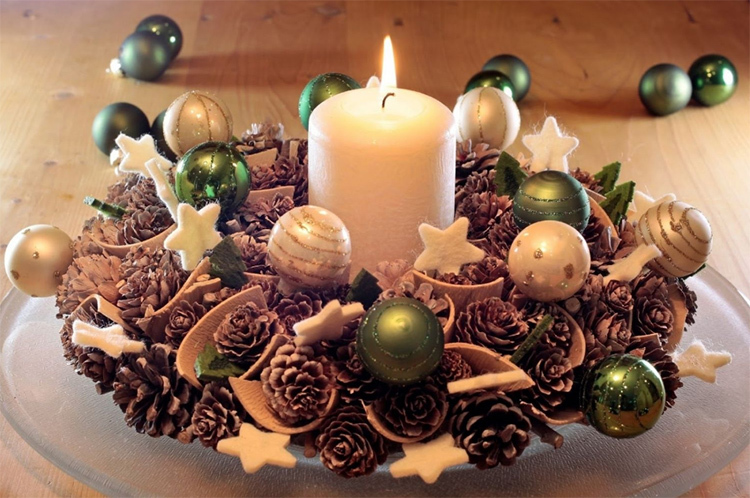 Lep svečnik iz stožcev in božičnih okraskov bo organsko dopolnil novoletno mizo.