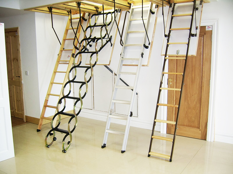 Si se trata de una escalera de madera, siempre se puede cortar con una plantilla, y es mejor elegir un modelo de metal con la posibilidad de ajustar la altura.