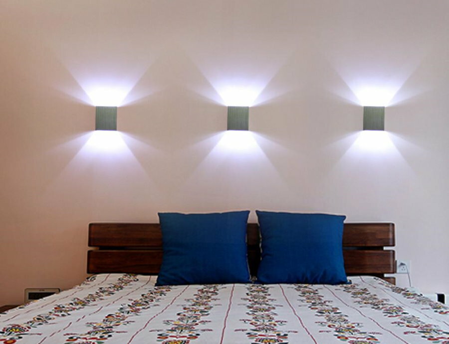 LED -fläckar ovanför sänggavel