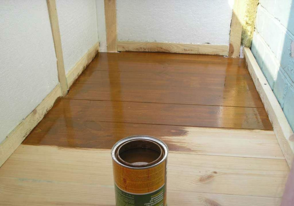 Klaasitud rõdul põranda lakkimine