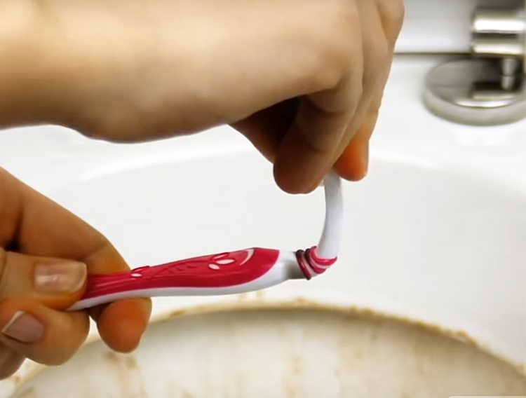 Bend the handle at an angle of 90 ° while it is heated ─ the plastic lends itself to deformation