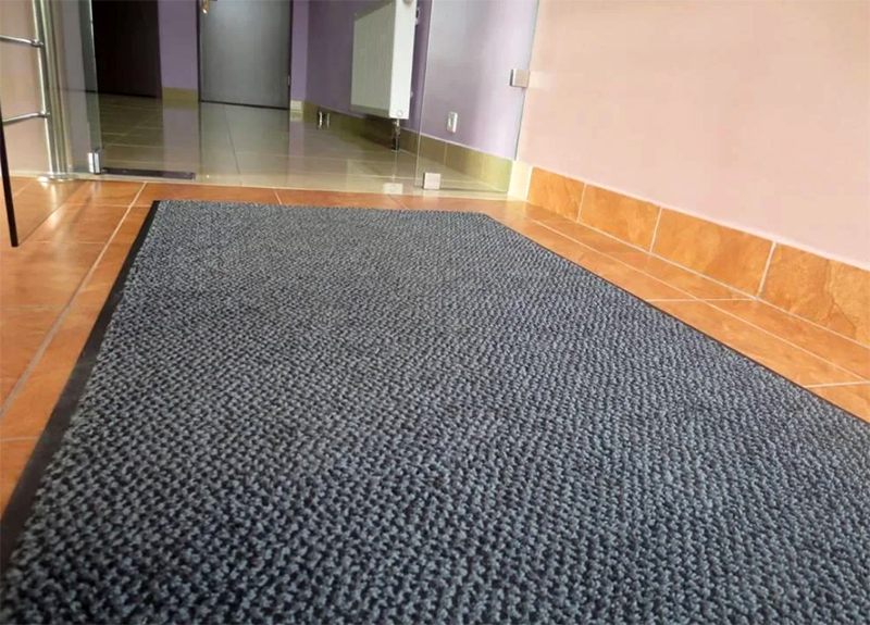 Kun lika on kuivunut, riittää imuroida tällainen matto, ja tarvittaessa se voidaan pestä harjalla, se kuivuu erittäin nopeasti.