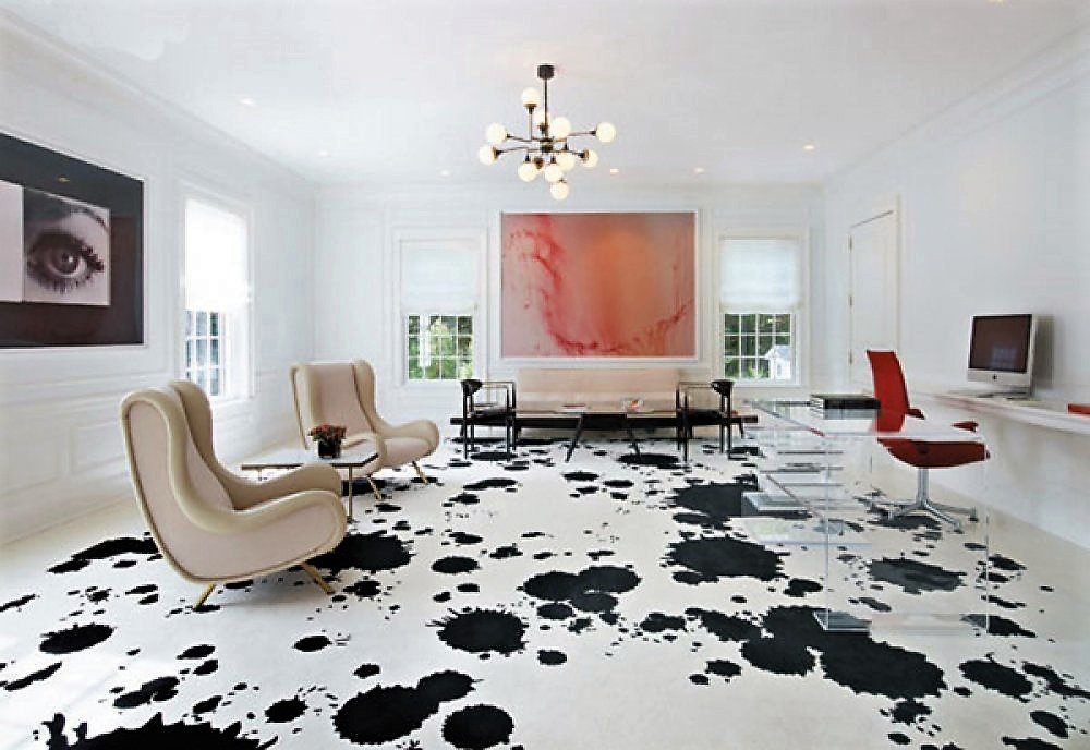 Sort-hvid selvnivellerende gulv i den rummelige stue
