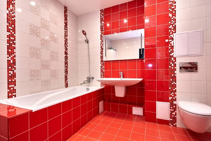 Interiör i ett modernt badrum i rött och vitt