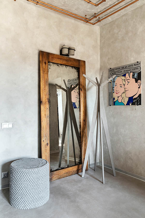 Suuri peili puukehyksessä asetettiin eteiseen ja asunnon omistajiin ripustettiin humoristinen sarjakuva, joka pehmensi sisätilojen vakavuutta.