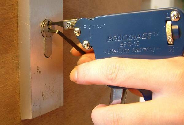 Slēdzenes atslēga izlauzās, kā noņemt mikroshēmu un atvērt durvis?