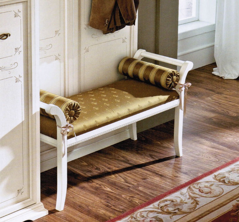 Pufe elegante em forma de sofá no corredor com piso de madeira