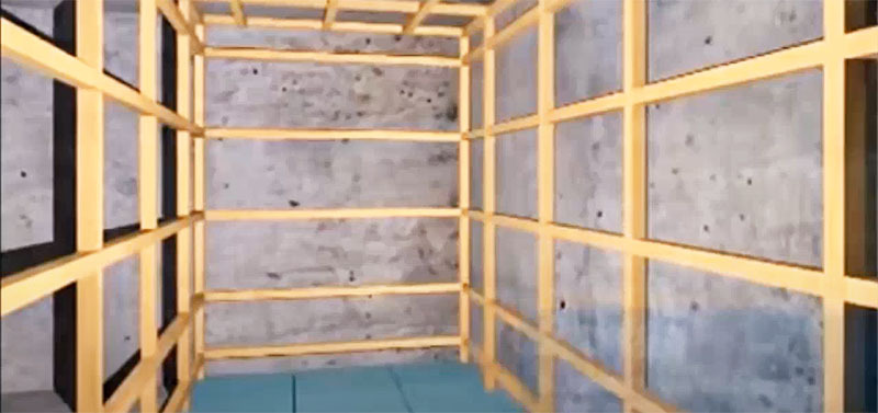 El marco con una caja se ensambla a partir de una barra de madera.