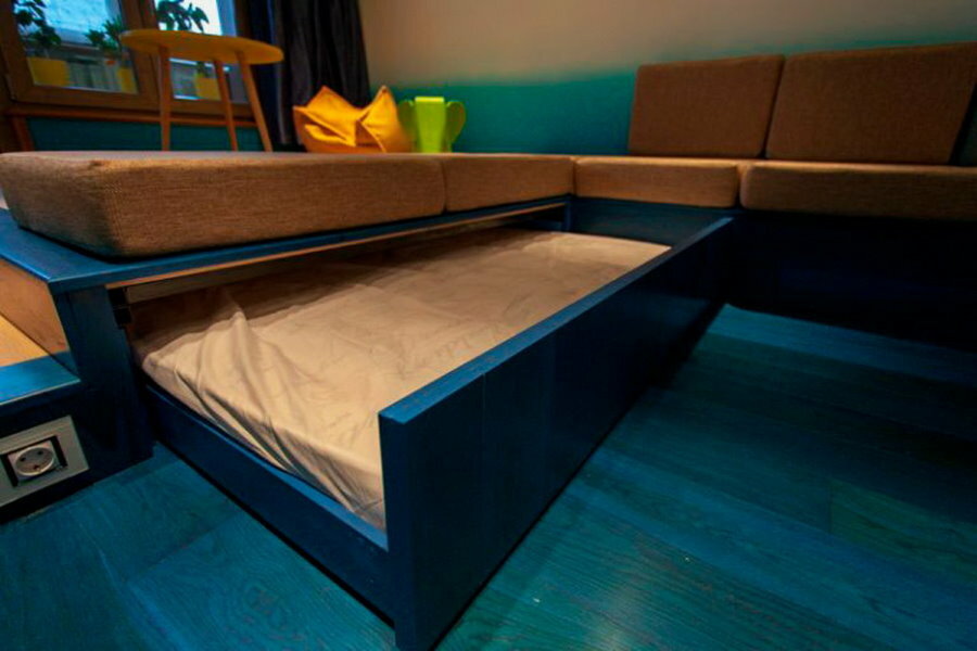 Izvelkama gulta pjedestālā no lokšņu materiāla