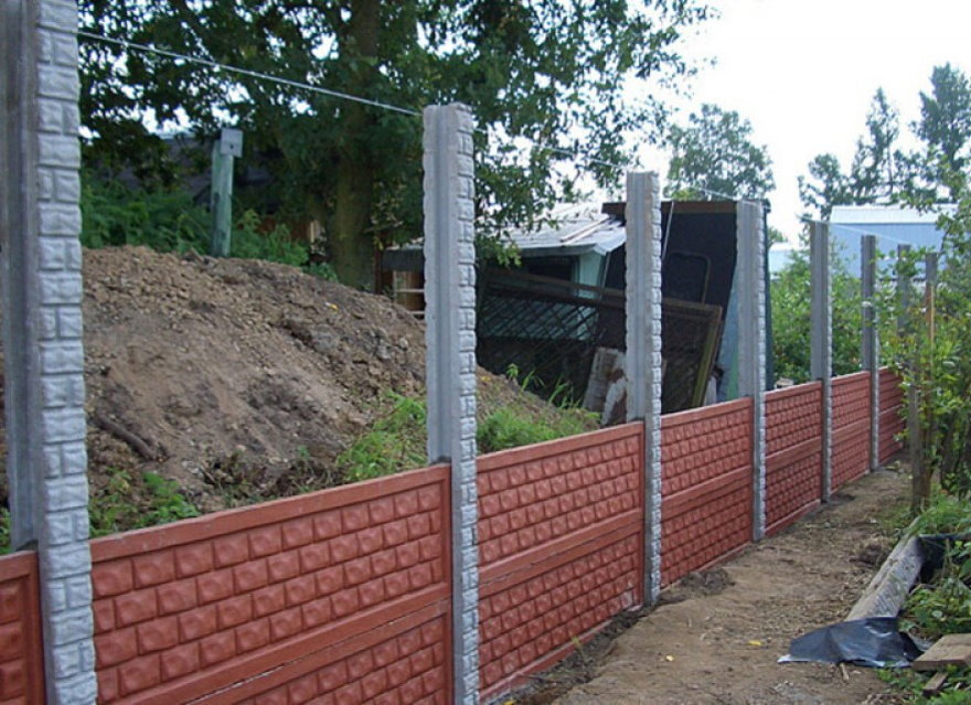 Instalação de uma cerca seccional de concreto armado