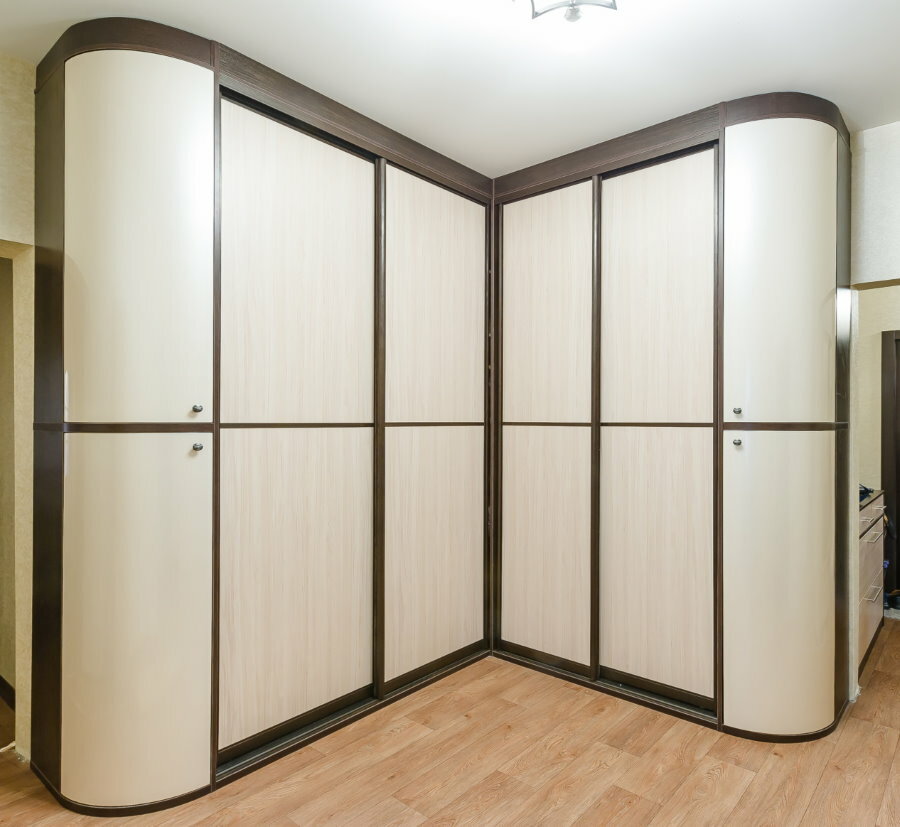 Sliding wardrobe with doors made of laminated MDF