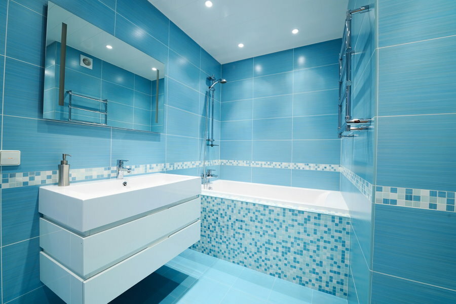 Okrasitev stenskih ploščic v kopalnici v modri barvi