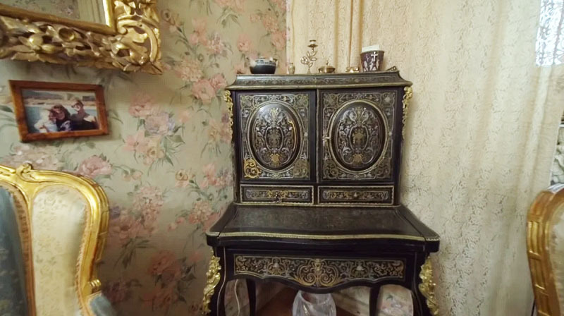 Cômoda antiga complementada por um armário e gavetas