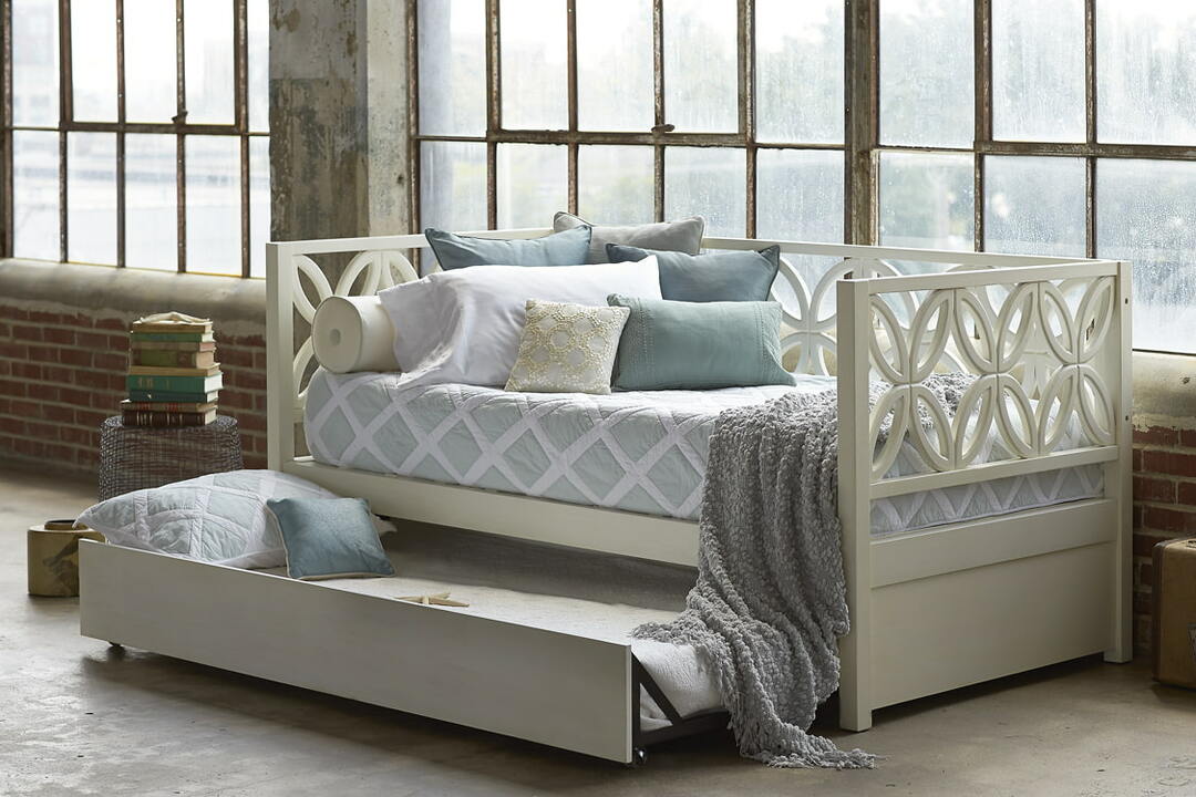 Canapé-lit en bois pour petite pépinière