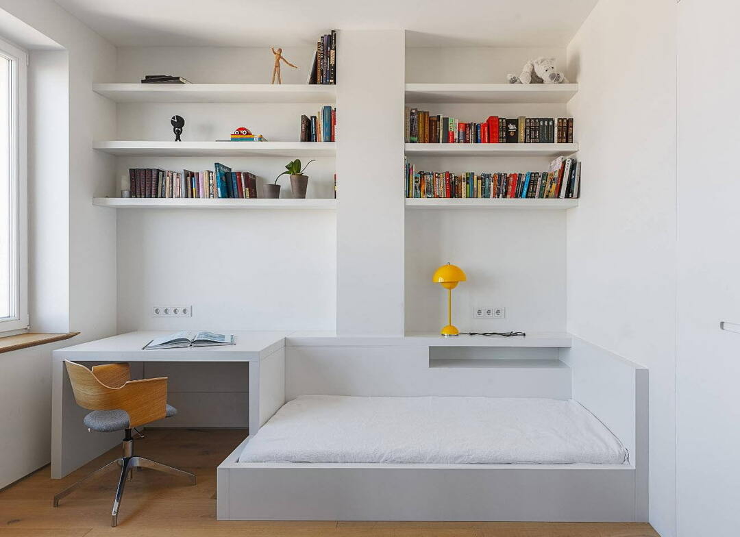 Integruotos lentynos minimalistiniame kambaryje