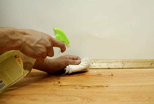 Het reinigen van de vloer van vlekken is de meest voorkomende manier
