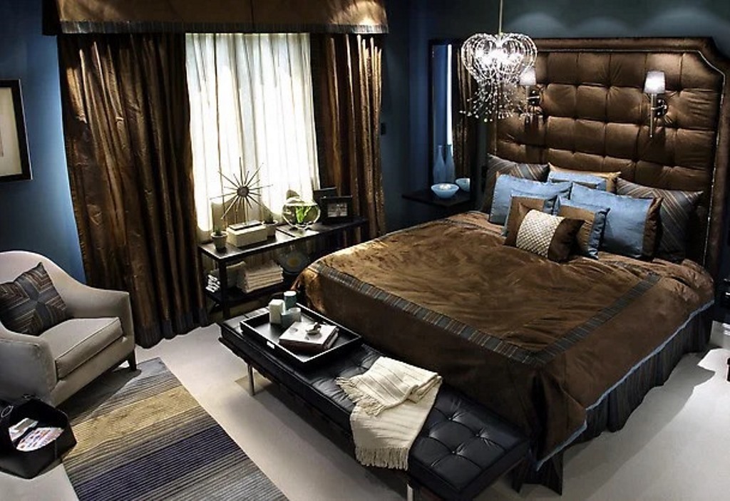 ložnice v čokoládových tónech s modrou tapetou