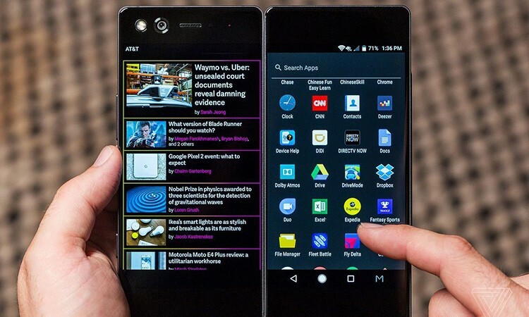 Vikbar smartphone med två skärmar av märket " ZTE Axon m"