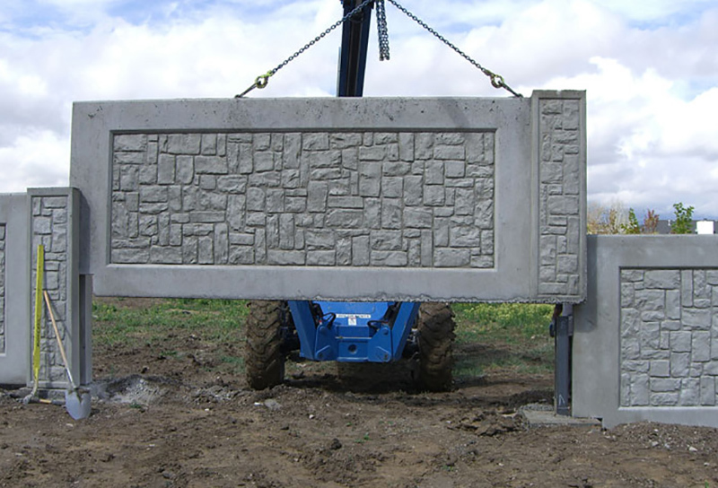 Installazione di una sezione di una recinzione in cemento