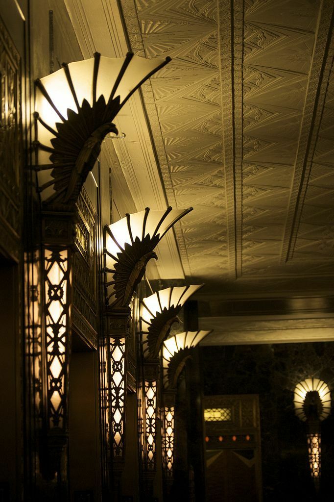 Koridor tavanındaki duvar ışıklarından yansıyan ışık