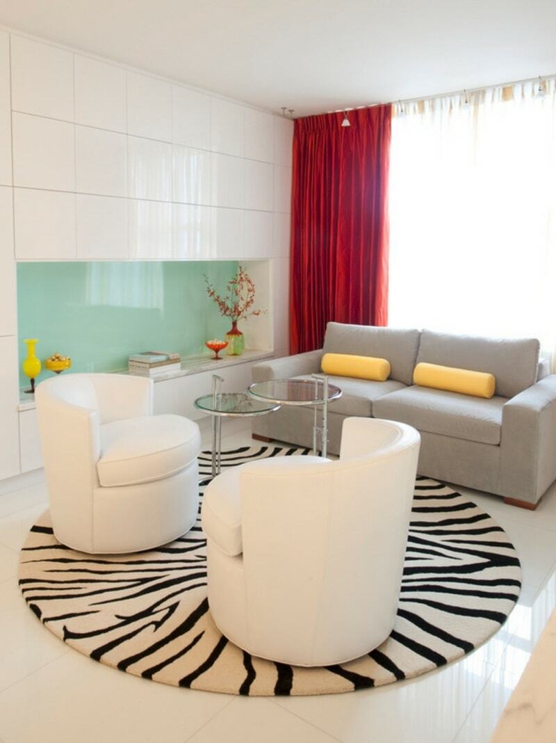 Okrúhly koberec so zebrovým vzorom na podlahe obývačky