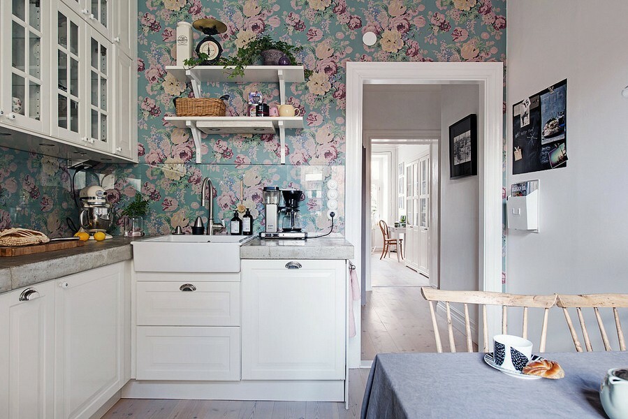 Ziedu tapetes virtuvē ar baltu mēbelēm
