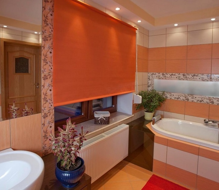 Oranžinė užuolaidos užtemdymas į vonios interjerą