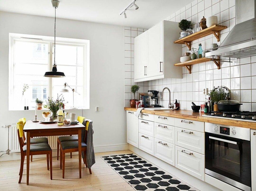 Hvitt kjøkken i skandinavisk stil
