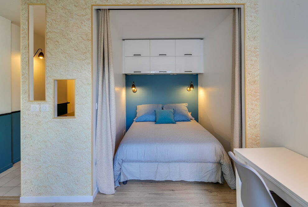 Soveplads i en niche i en etværelses lejlighed