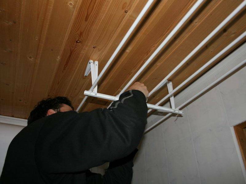 Fixation du séchoir de balcon au plafond avec des vis autotaraudeuses