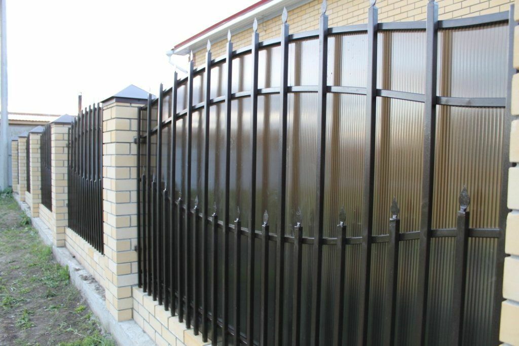 Capital fence made of profile and polycarbonate