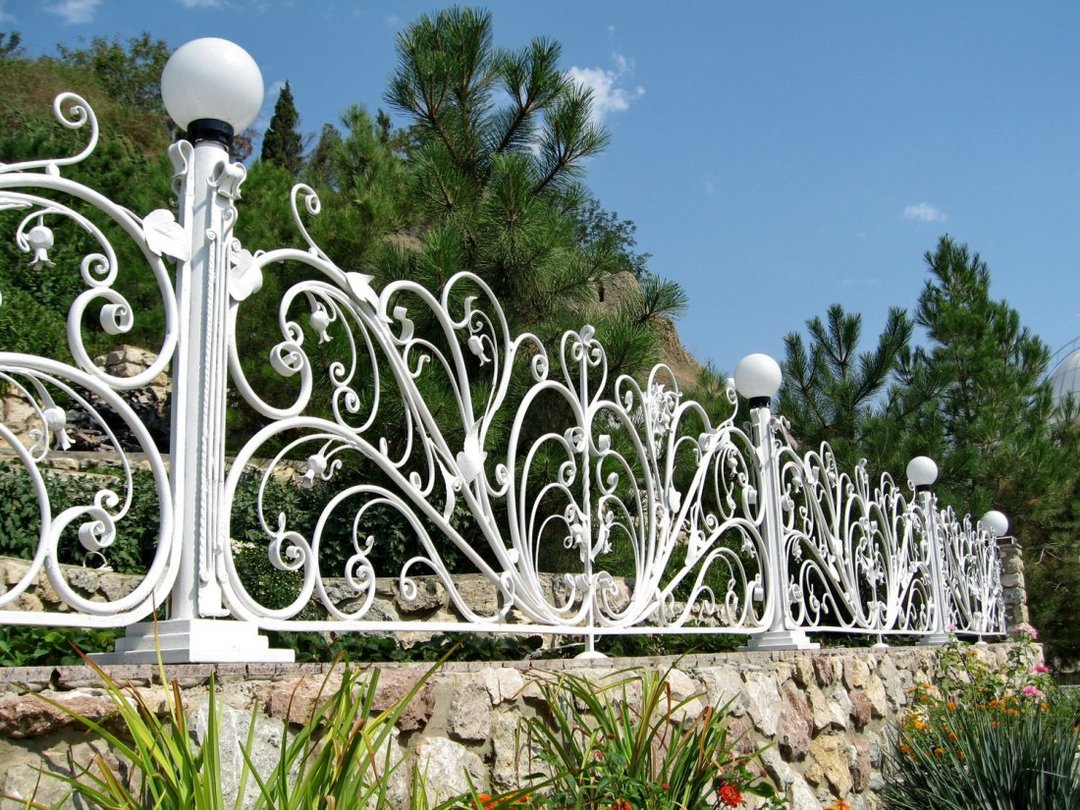 Kovani ograda: fotografije lijepe ograde od kovanog elemenata za privatne kuće