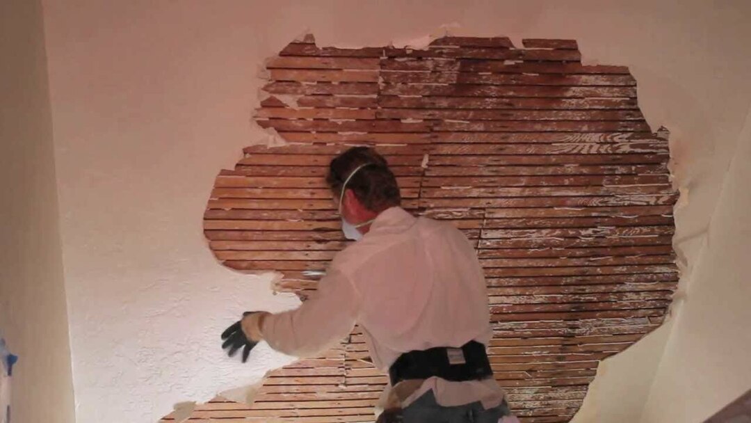 Gipsowa drewniana ściana
