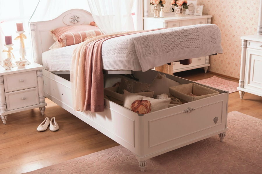 Pojemne szuflady pod jednoosobowym łóżkiem dziewczynki