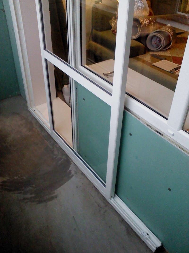 Drzwi przesuwne w bloku balkonowym na loggii