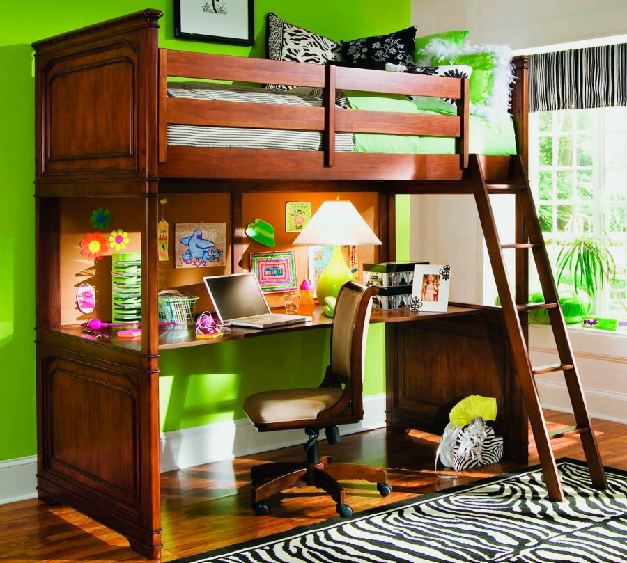 Drevená loftová posteľ pre školáka