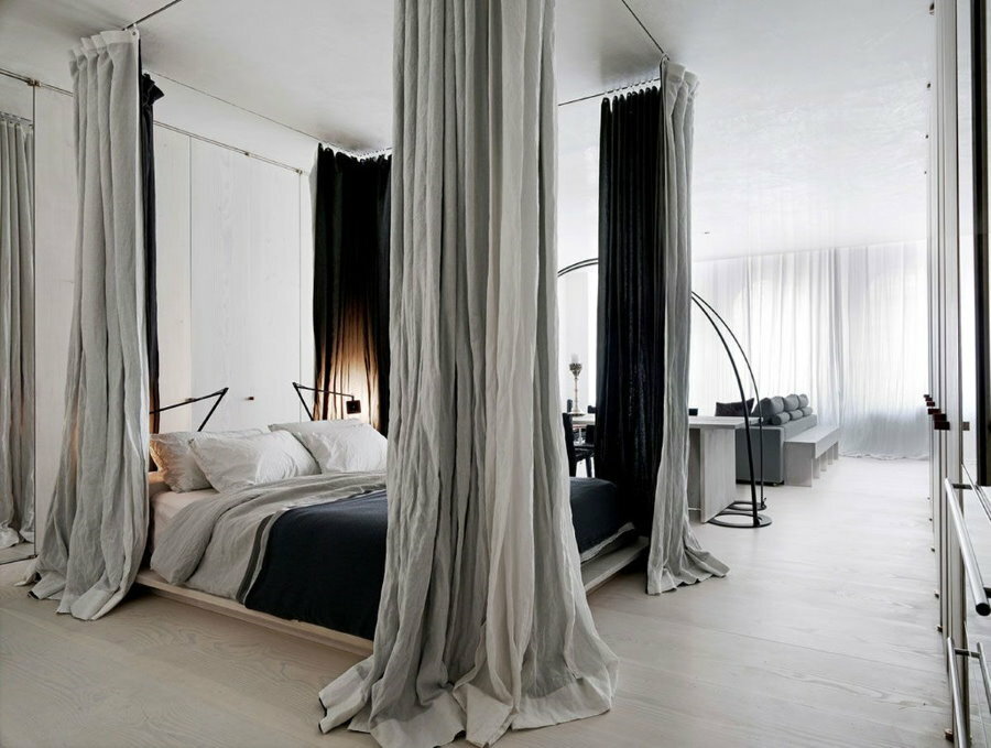 Ločevanje spalnega prostora z zavesami v studio apartmaju