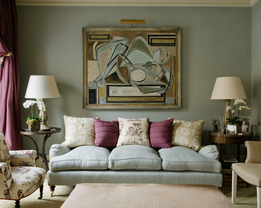 Dekorējiet abstraktu sienu dzīvojamā istabā
