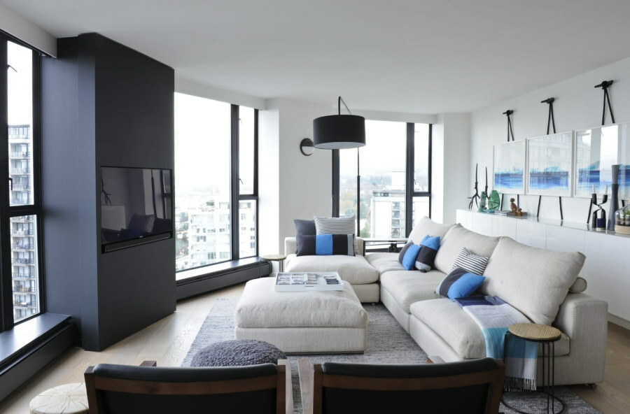 Modern bir dairenin salonunda beyaz köşe kanepe