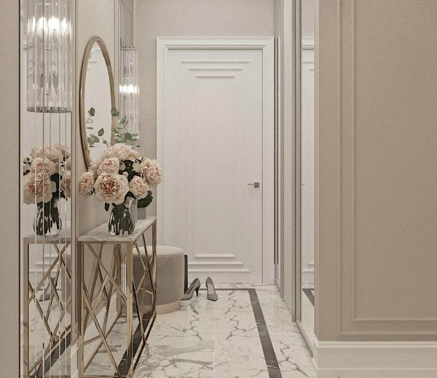 Pavimento in marmo in un piccolo corridoio con uno specchio ovale