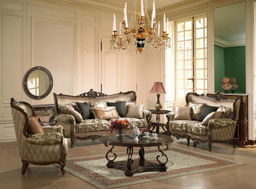 sofa klasikinio stiliaus gyvenamojo kambario nuotraukoje